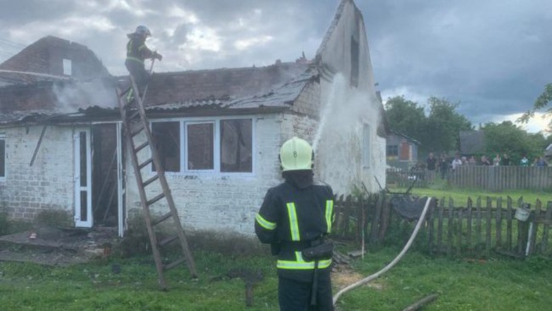На Волині горіли житловий будинок та автомобіль