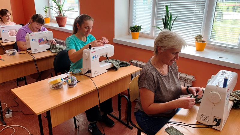 У сільській школі на Волині налагодили пошиття розгрузок, плитоносок і футболок для бійців. ФОТО