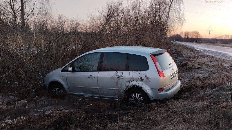 На Волині легковик  злетів у кювет
