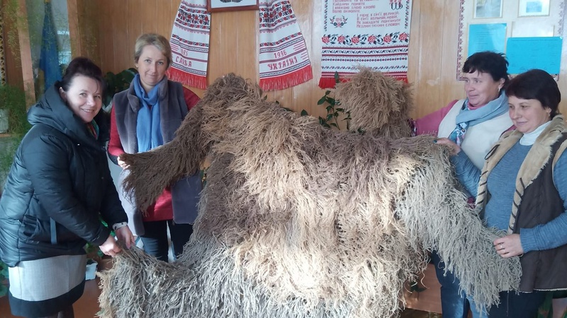 У волинському ліцеї діти та вчителі плетуть «кікімори» для військових ЗСУ