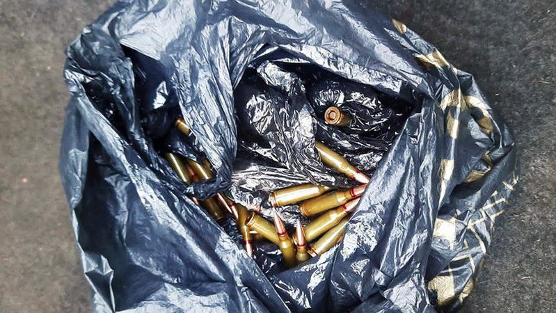 Водій сильно нервував: на Волині в автівці виявили майже сотню набоїв