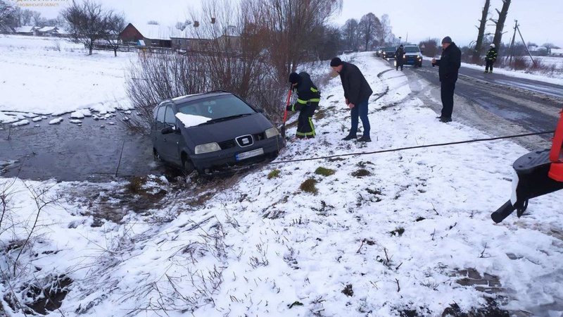В салоні було троє дітей та немовля: на Волині авто злетіло з дороги