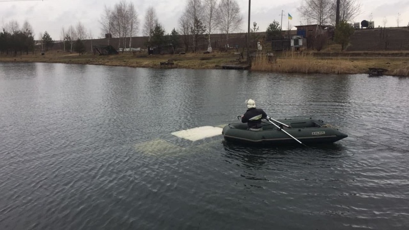 В автомобілі у волинському озері знайшли тіло чоловіка
