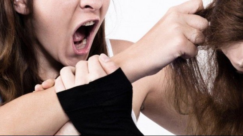 На Волині судили педагогиню, яка на зупинці побила жінку