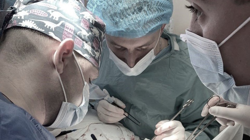 На Волині провели складну операцію пацієнту у передінсультному стані