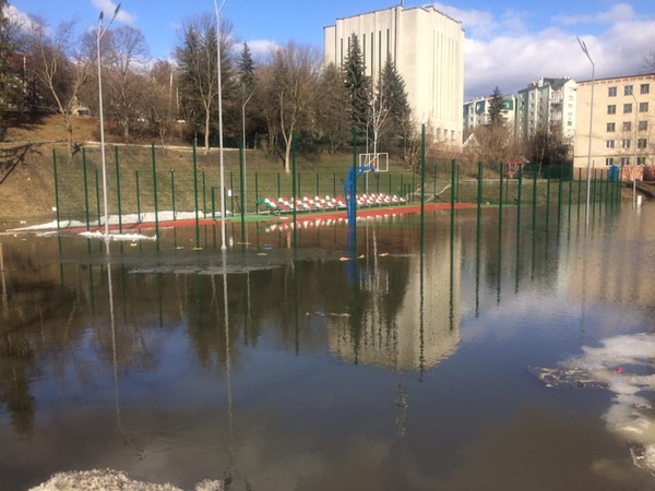 У центрі Луцька затопило майданчик, в який вклали понад мільйон гривень