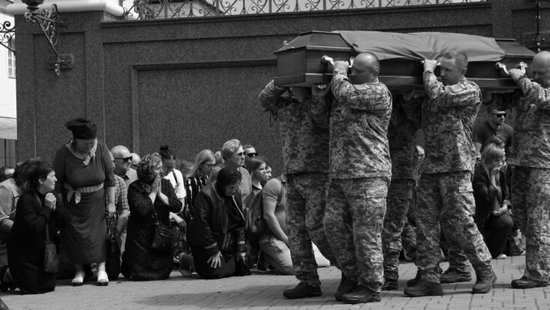 Без батька залишилися дві донечки: у Луцьку попрощалися із загиблим Героєм Романом Гаврилюком