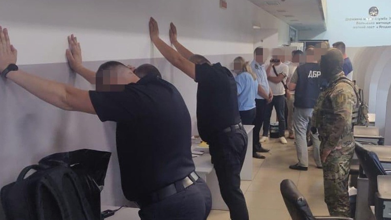 Як волинський митник, якого зловили на хабарі, шантажував підприємців