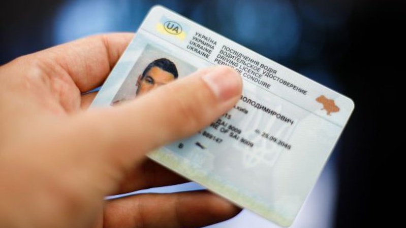 В Україні водії зможуть не проходити теорію в автошколах, а вчити самостійно