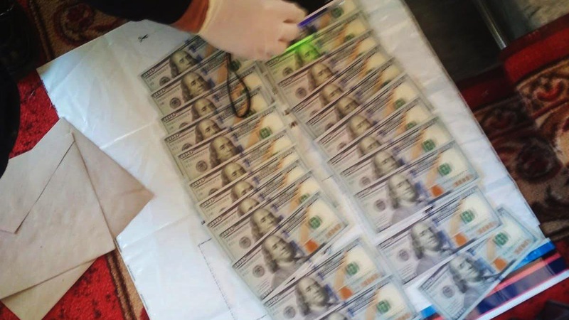 Судитимуть волинського посадовця, якого викрили на хабарі в 4 тисячі доларів