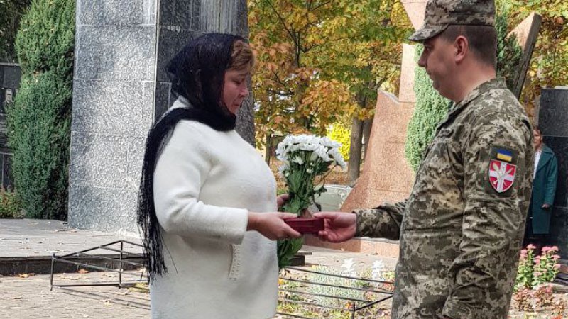 Матері загиблого Героя з Волині вручили нагороду сина