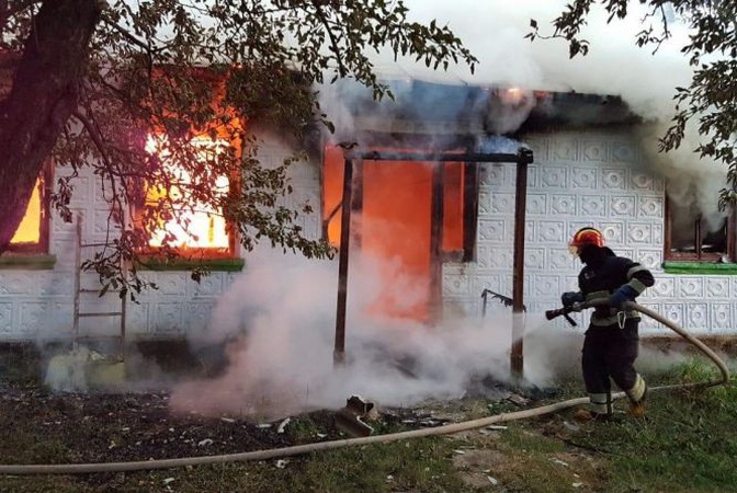 Волинянин заживо згорів у будинку медики рятують його співмешканку