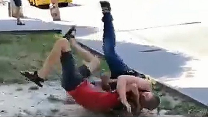 У Луцьку посеред вулиці побилися чоловіки