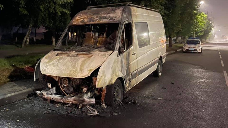 Власниця буса, що згорів у Луцьку вночі, підозрює підпал і просить зголоситися очевидців