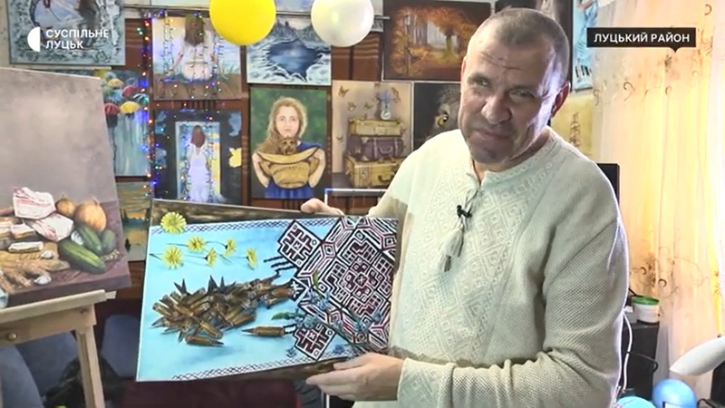 Допомагає ЗСУ: на Волині художник-переселенець розмальовує новорічні іграшки