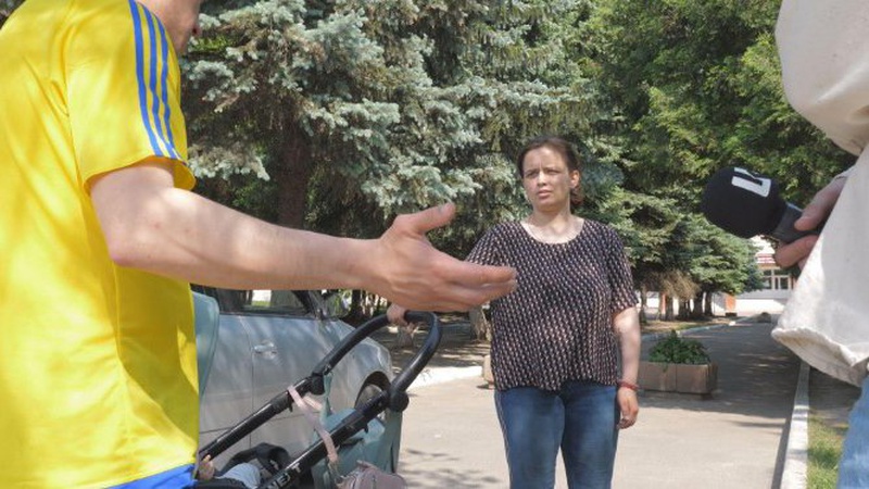 Пляшки з пивом «прилетіли» у дитячий візочок: у Луцьку – конфлікт з переселенцями. ВІДЕО