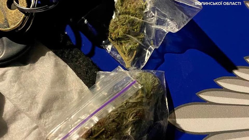 У Луцьку патрульні обшукали чоловіка з наркотиками