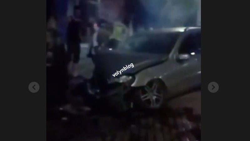 У Луцьку вночі легковик врізався у піцерію. ФОТО