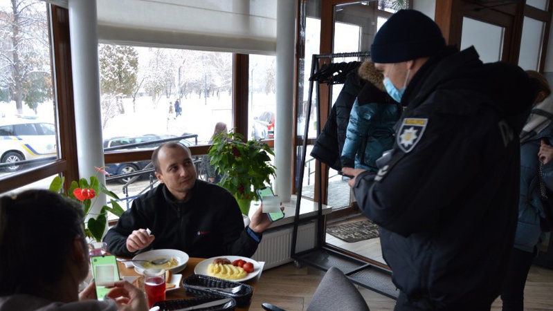 На Волині перевіряли магазин та кафе на дотримання протиепідемічних обмежень