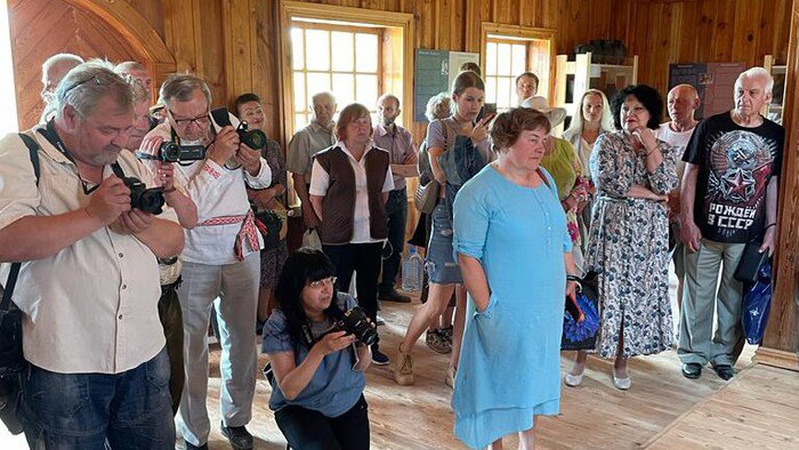 Українські дипломати ходять по виставках у Білорусі