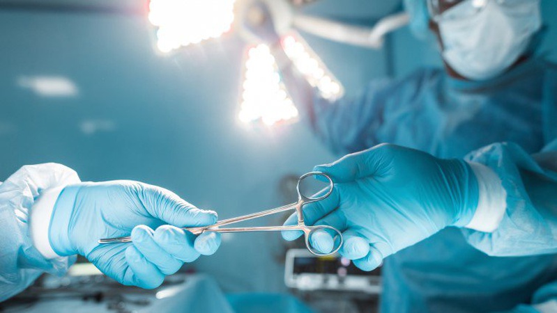 Медики Володимирського ТМО видалили 70-річній пацієнтці велику пухлину. ФОТО 18+