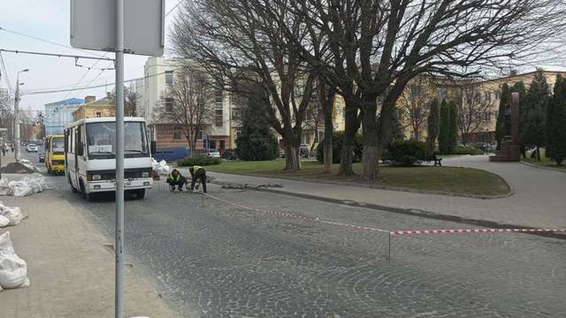 Лучанин хоче, аби на Богдана Хмельницького замінили бруківку