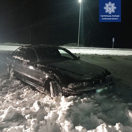 Волинські патрульні хотіли витягнути із кучугур снігу авто, а з’ясували, що водій п’яний «в дрова»