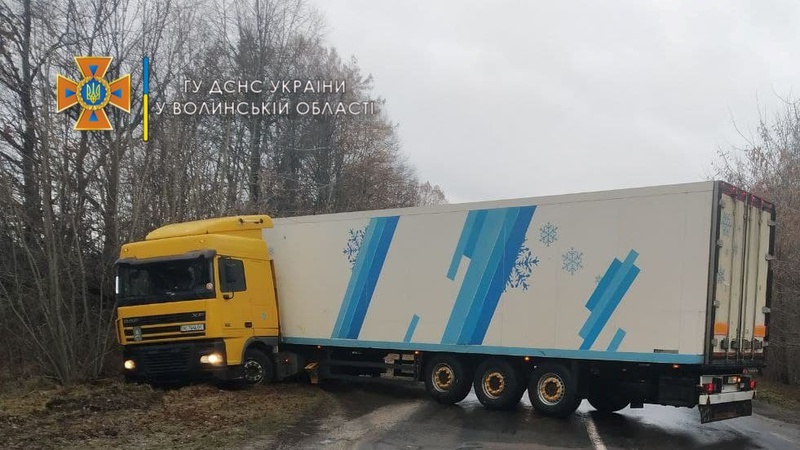 На Волині фура злетіла на узбіччя та перегородила дорогу