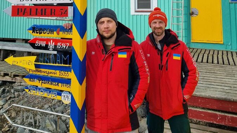 Українські полярники дерусифікували вказівник біля станції «Академік Вернадський»