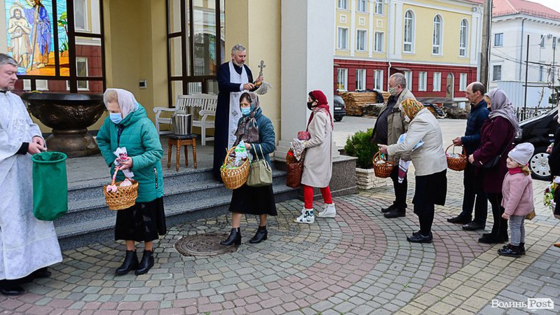 Лучани почали освячувати великодні кошики