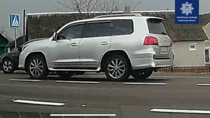 Водій на «Лексусі» ганяв від патрульних