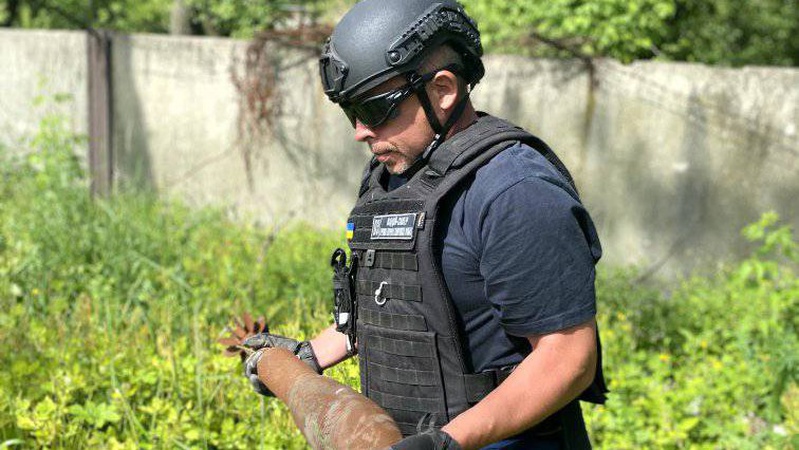 Піротехніки з Волині вилучили на сході понад шість тисяч боєприпасів за місяць