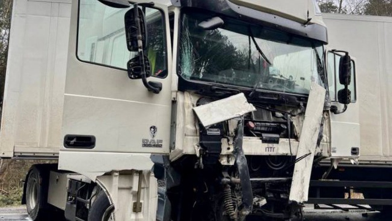 На Ковельщині фура зіткнулася з легковиком з причепом. ФОТО