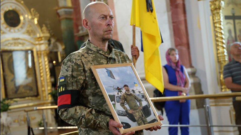 Волонтер, пластун, член луцької команди КВН: у Луцьку попрощалися із воїном Ігорем Приступою