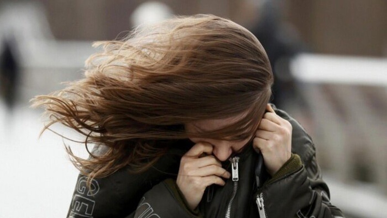 Хмарно з проясненнями, місцями сильний вітер: прогноз погоди на 4 березня