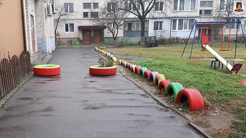Муніципали розповіли, чому хочуть демонтувати автомобільні шини у дворах луцьких будинків