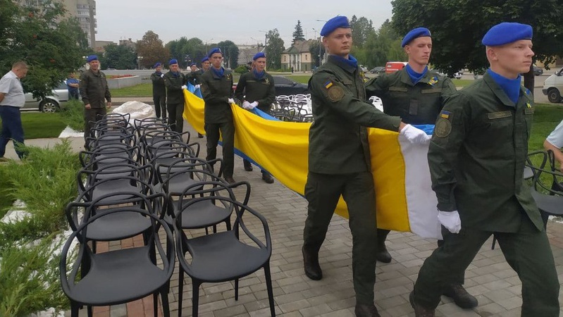 Нацгвардійці у Луцьку тренувалися підіймати найбільший в області стяг
