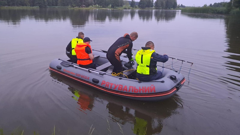 Хотів перепливти ставок і пішов під воду: на Волині рятувальники шукають чоловіка
