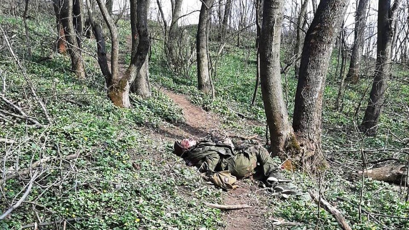 «Росія конкретно стухає»: окупанти насипом скидають в переповнені ангари трупи своїх вояків, – перехоплення СБУ