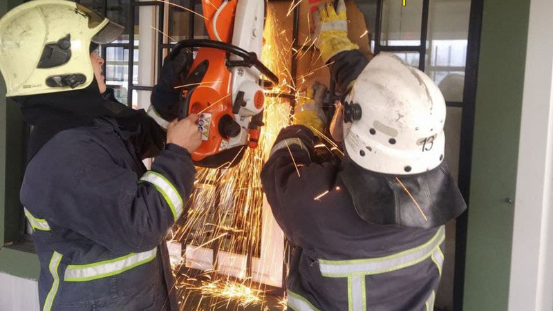 У Камінь-Каширському районі через зламаний замок рятувальники визволяли людей з магазину