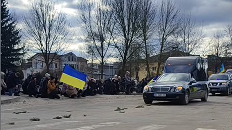 Повернувся додому на щиті: у громаді на Волині попрощаються із Героєм Юрієм Філюком