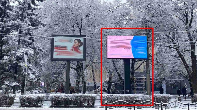 У Луцьку демонтують рекламні борди