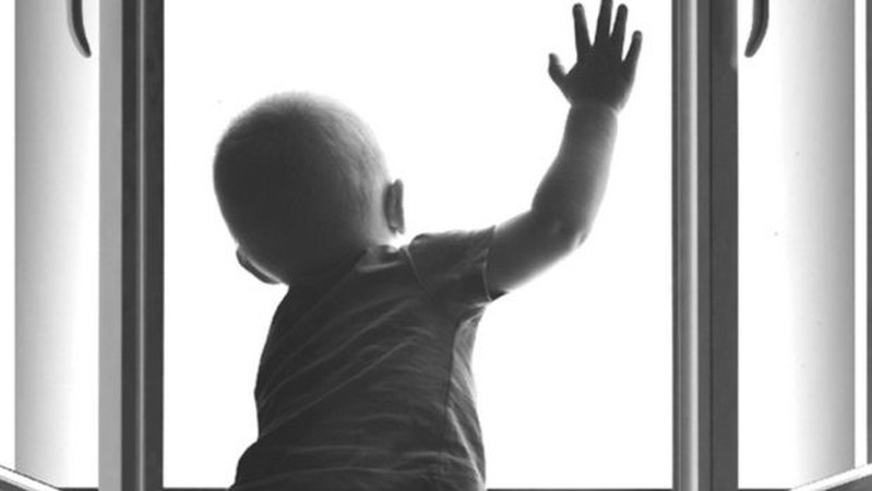 У Києві двоє 2-річних дітей випали з вікна: один малюк розбився на смерть