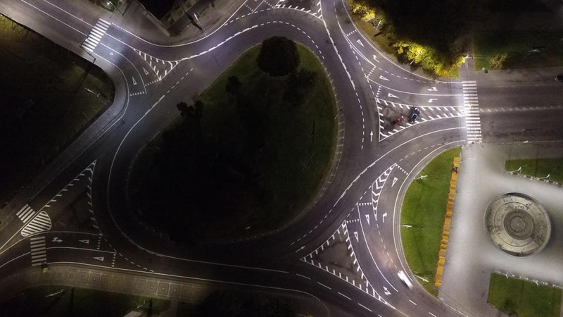 На кільці біля «Променя» перемалювали дорожню розмітку: проблемний перехід залишили. ВІДЕО