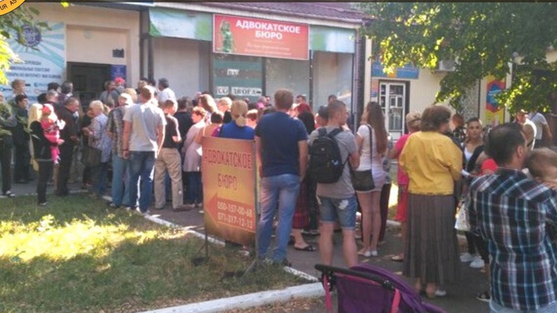 Окупанти створюють штучні черги в ЦНАПи та блокують український мобільних зв’язок, – розвідка