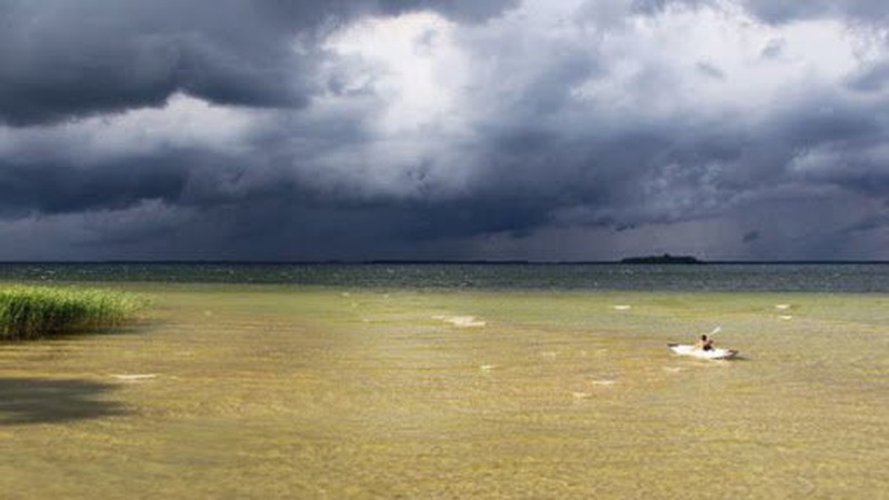 Троє відпочивальників на байдарці перекинулись в озері Світязь