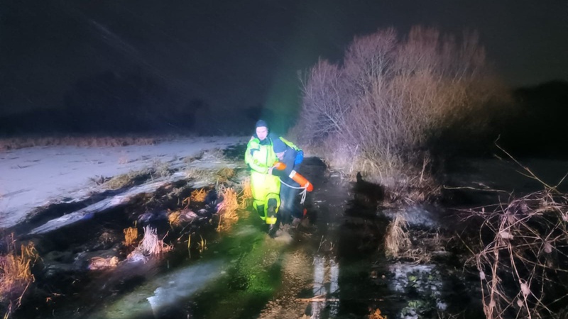 Луцькі рятувальники визволяли чоловіка з болотяної пастки, який заблукав