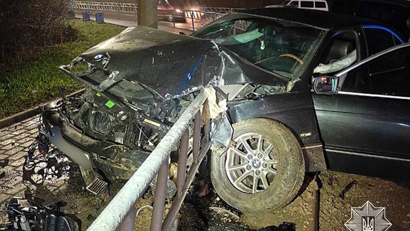 Нічна ДТП на кільці у Луцьку: неуважний водій наїхав на дорожнє огородження. ФОТО