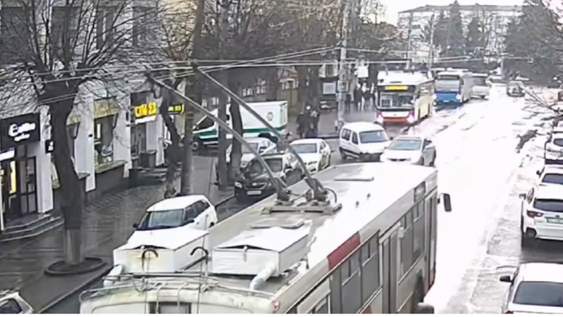 У Луцьку біля ЦУМу зіткнулися два легковики