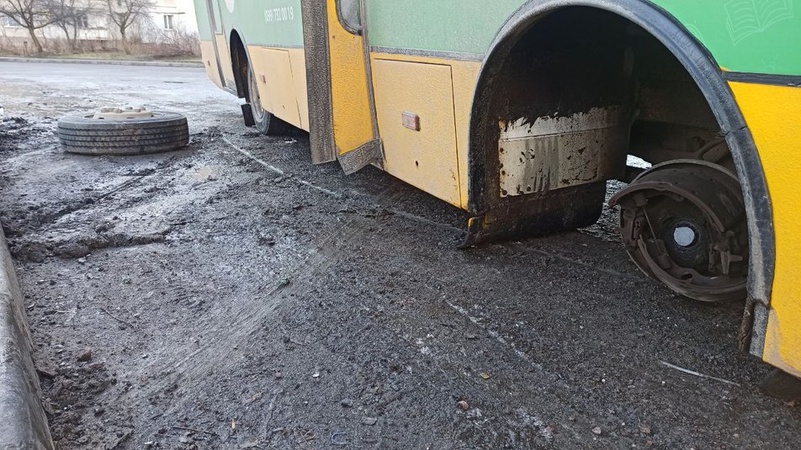 У Луцьку в маршрутки відлетіло колесо. ФОТО